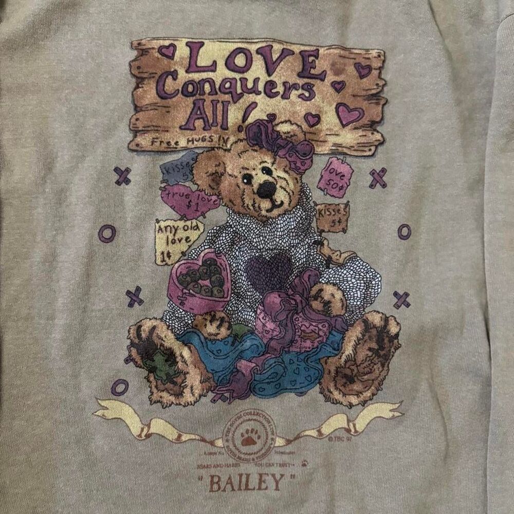 Vintage 1997 "Love Conquers All" graphic sweatshirt teddy bear Size Large - Picture 2 of 7